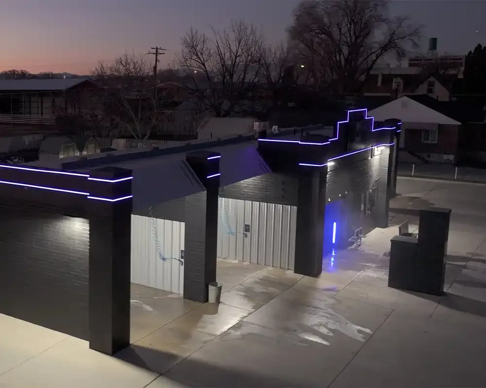 Commercial building façade with Saber Series accent lighting