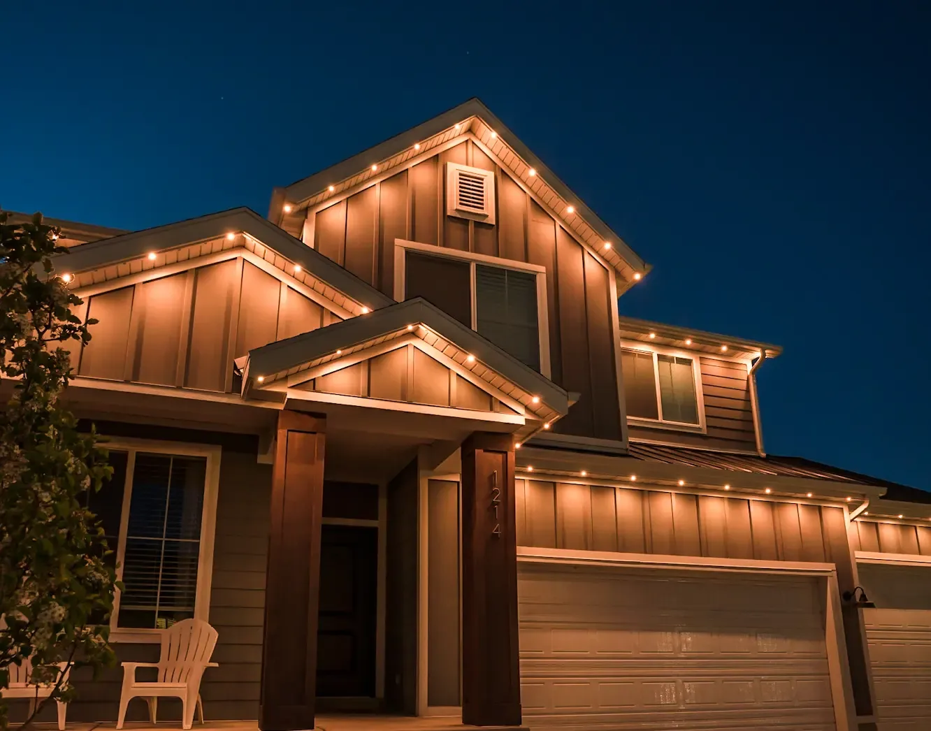 Durable Happy's lights on a home roofline