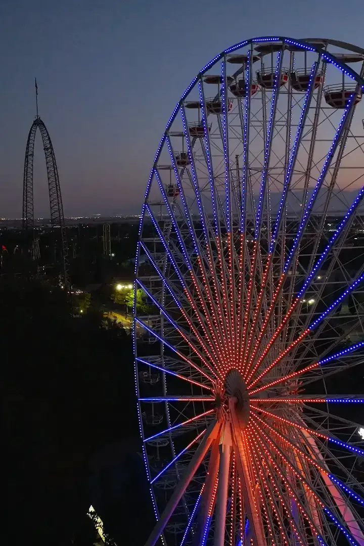 Lagoon Sky Scraper Ferris wheel lit at night